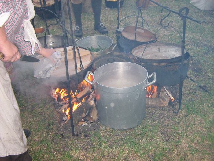 Großer Kochtopf über dem Feuer