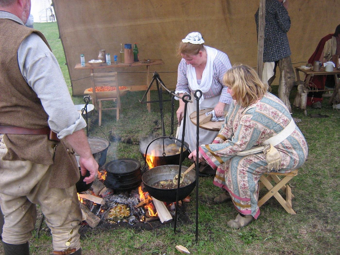 Lagerküche mit gusseisernen Töpfen über dem Feuer