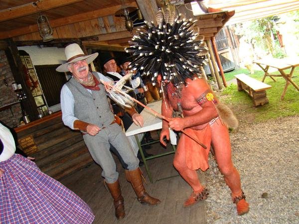 Begegnung zwischen Cowboy und Darsteller der Plains-Stämme
