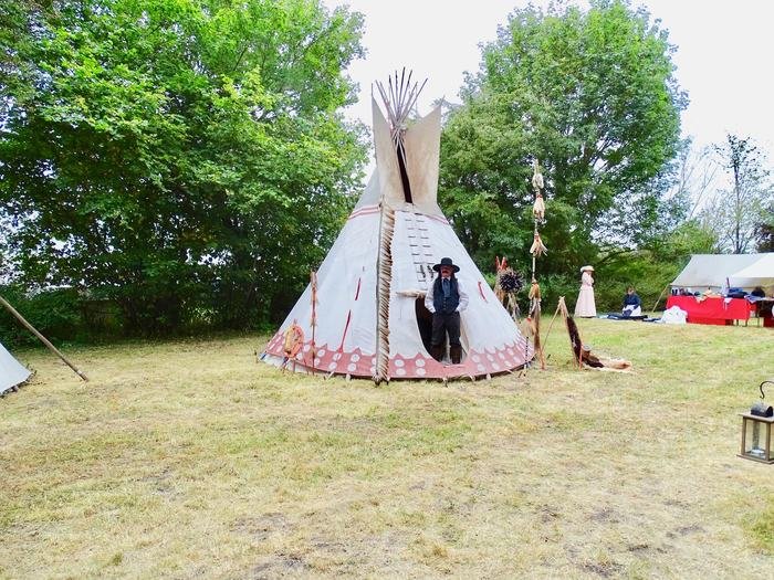 Einzelnes bemaltes Tipi auf einer Wiese