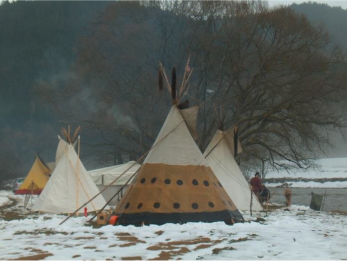 Tipis im Schnee mit aufsteigendem Rauch