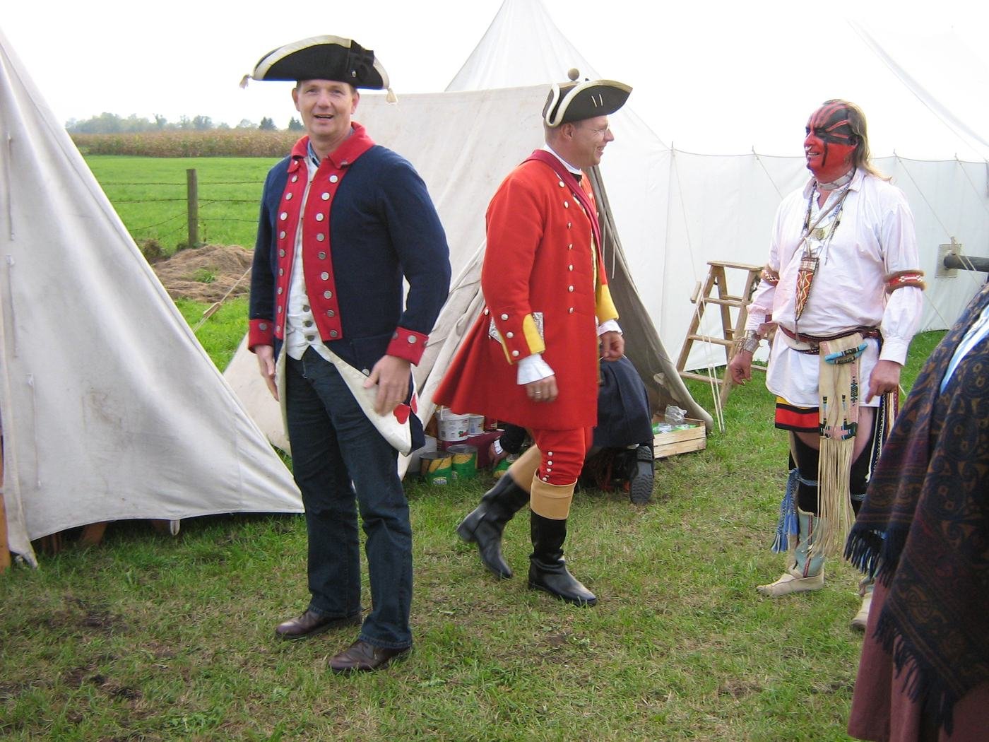 Darsteller in Uniformen des 18. Jahrhunderts und in indianischer Kleidung